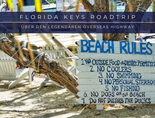 Holzschild mit Beach Rules am Strand auf den Florida Keys – perfekter Startpunkt für einen Roadtrip über den legendären Overseas Highway.