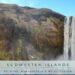 Mächtiger Skógafoss im Südwesten Islands – einer der bekanntesten Wasserfälle des Landes, umgeben von grünen Felsen und feinem Sprühnebel.