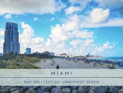 Aussicht auf South Beach in Miami mit Skyline, Strand und Sonnenschirmen – perfektes Titelbild für unseren Miami Florida Reiseartikel.
