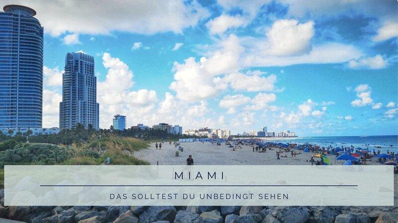 Aussicht auf South Beach in Miami mit Skyline, Strand und Sonnenschirmen – perfektes Titelbild für unseren Miami Florida Reiseartikel.