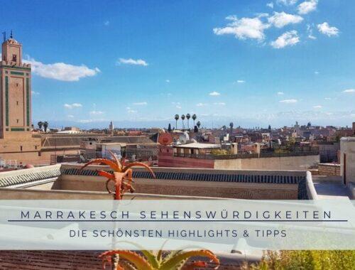 Blick über Marrakesch mit Minarett und Atlasgebirge im Hintergrund – Sehenswürdigkeiten und Tipps für deine Städtereise