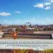Blick über Marrakesch mit Minarett und Atlasgebirge im Hintergrund – Sehenswürdigkeiten und Tipps für deine Städtereise