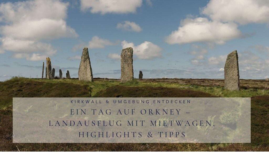 Steinkreis des Ring of Brodgar auf den Orkney-Inseln unter blauem Himmel – Titelbild für einen Tagesausflug ab Kirkwall mit Mietwagen.