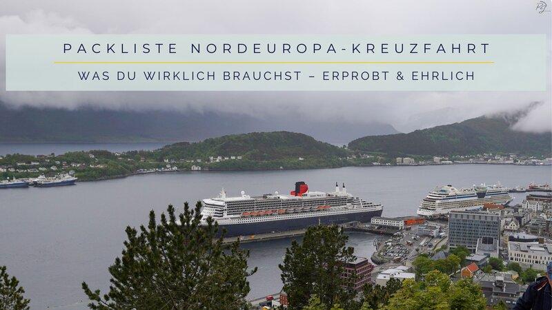 Blick auf zwei Kreuzfahrtschiffe im Hafen von Ålesund, umgeben von Bergen und Wolken – Titelbild zur Packliste für eine Nordeuropa-Kreuzfahrt, erprobt und ehrlich.