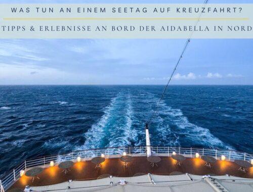 Blick vom Heck der AIDAbella über das Meer an einem Seetag in Nordeuropa