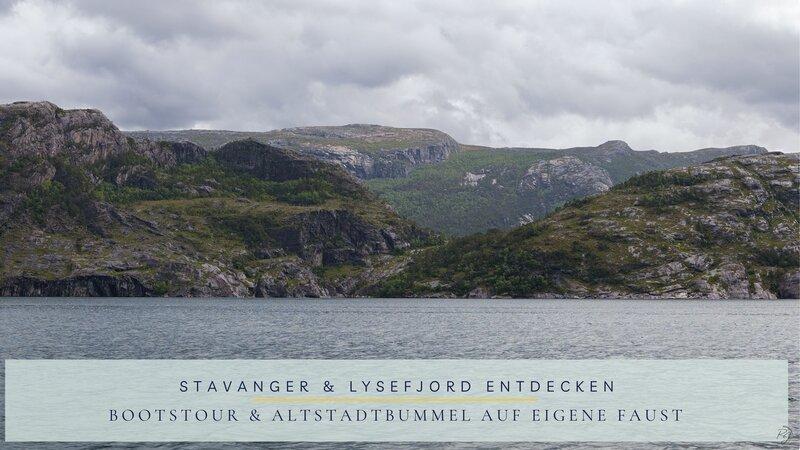 Panoramablick auf die felsige Küste des Lysefjords in Norwegen mit dramatischen Wolken am Himmel – Titelbild für Stavanger & Lysefjord Kreuzfahrt mit Bootstour und Altstadtbummel auf eigene Faust.