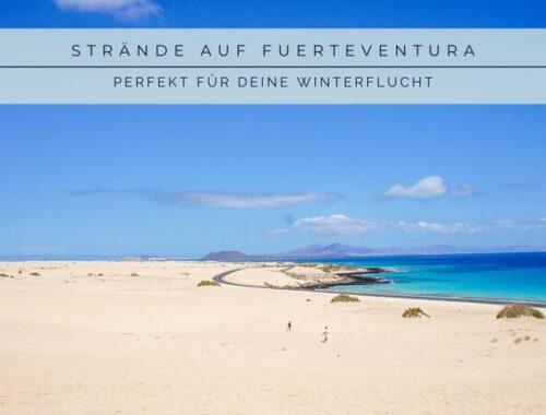 Weite Sanddünen und türkisblaues Meer auf Fuerteventura mit Covertext: Strände auf Fuerteventura – perfekt für deine Winterflucht