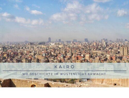 Kairo im Wüstenlicht – Blick über die Stadt zwischen Antike und Moderne, wo Geschichte und Gegenwart aufeinandertreffen.