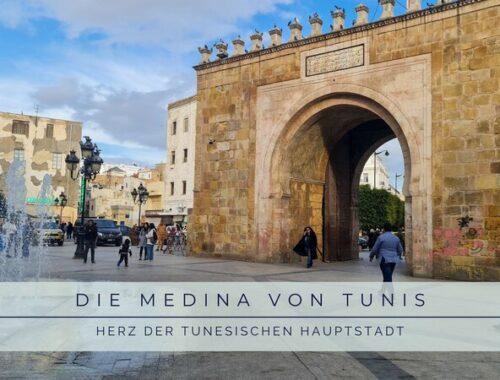 Blick auf den Platz in der Medina von Tunis und dem alten Stadttor