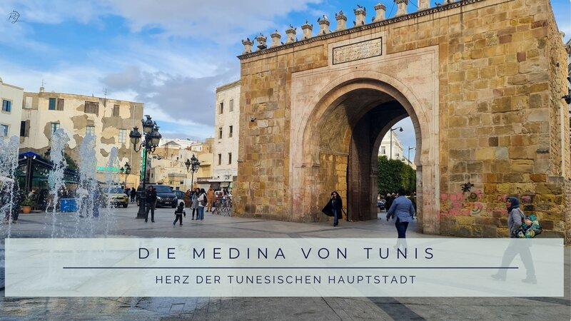 Blick auf den Platz in der Medina von Tunis und dem alten Stadttor