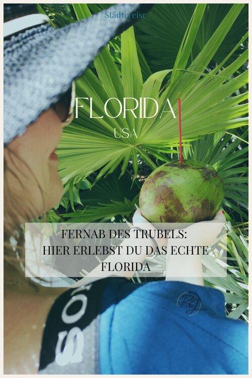 Frau mit Kokosnuss vor tropischen Palmen – ruhige, authentische Orte in Florida abseits der Touristenmassen