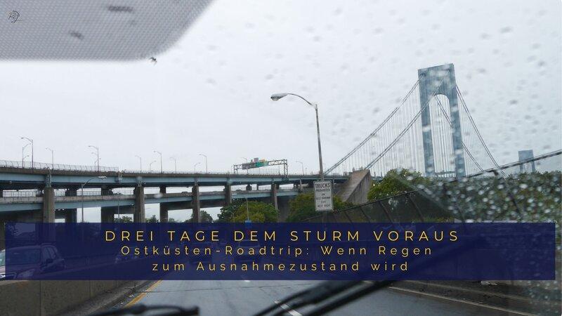 Blick durch die regennasse Windschutzscheibe mit Scheibenwischern auf eine Brücke während eines Roadtrips an der US-Ostküste im Sturm.