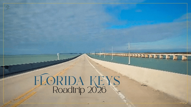 Authentische Ansicht der Seven Mile Bridge auf dem Overseas Highway in den Florida Keys bei Roadtrip-Wetter mit blauem Himmel.