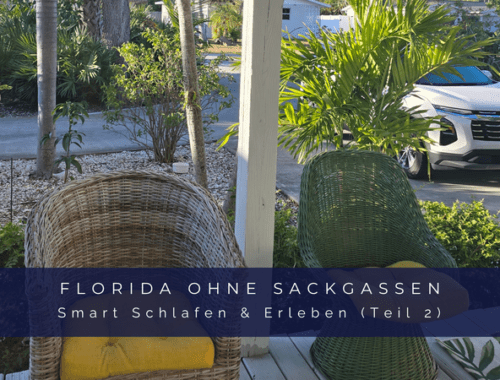 Titelbild "Florida ohne Sackgassen: Smart Schlafen & Erleben (Teil 2)" mit Blick von einer gemütlichen Veranda mit Korbsesseln auf einen weißen SUV vor Palmen.