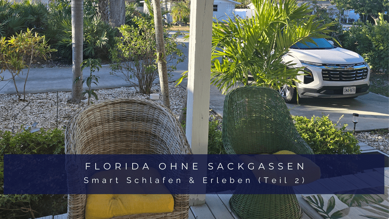 Titelbild "Florida ohne Sackgassen: Smart Schlafen & Erleben (Teil 2)" mit Blick von einer gemütlichen Veranda mit Korbsesseln auf einen weißen SUV vor Palmen.