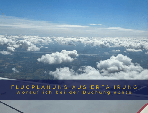 Blick aus dem Flugzeugfenster auf eine geschlossene Wolkendecke über einer Landschaft, mit eingeblendetem Text „Flugplanung aus Erfahrung: Worauf ich bei der Buchung achte“.
