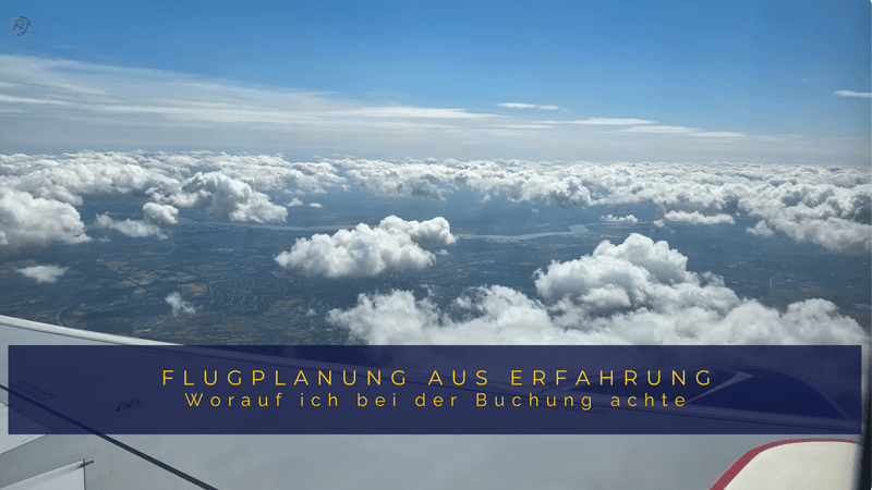 Blick aus dem Flugzeugfenster auf eine geschlossene Wolkendecke über einer Landschaft, mit eingeblendetem Text „Flugplanung aus Erfahrung: Worauf ich bei der Buchung achte“.