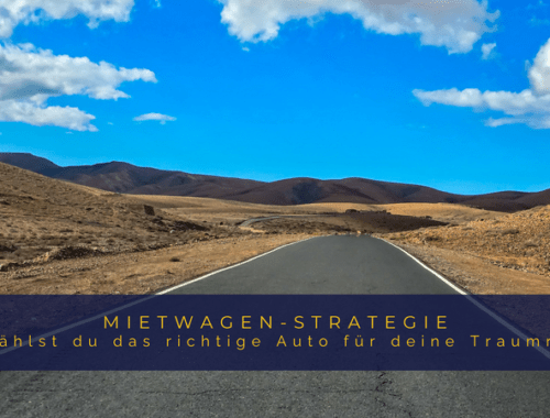 Titelbild für einen Reiseblog mit dem Text "Mietwagen-Strategie: So wählst du das richtige Auto für deine Traumroute" vor einer weiten, sonnigen Landschaft mit einer asphaltierten Straße, die in eine hügelige Wüstenregion führt.