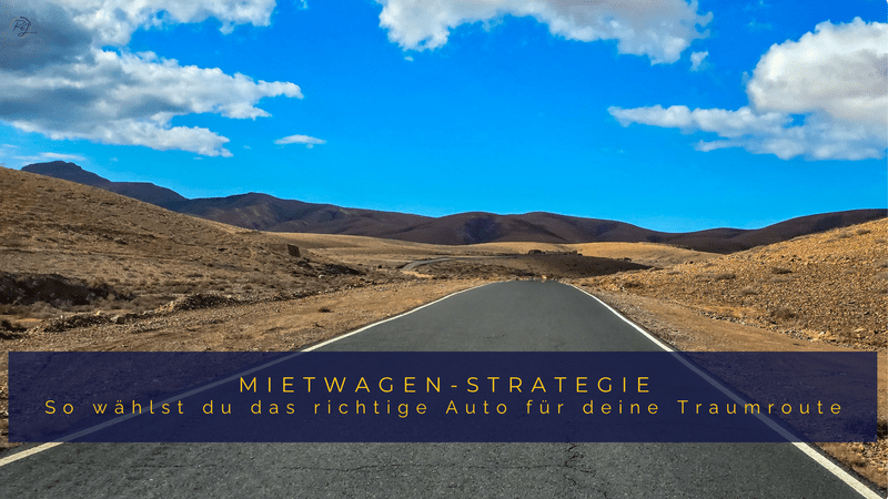 Titelbild für einen Reiseblog mit dem Text "Mietwagen-Strategie: So wählst du das richtige Auto für deine Traumroute" vor einer weiten, sonnigen Landschaft mit einer asphaltierten Straße, die in eine hügelige Wüstenregion führt.