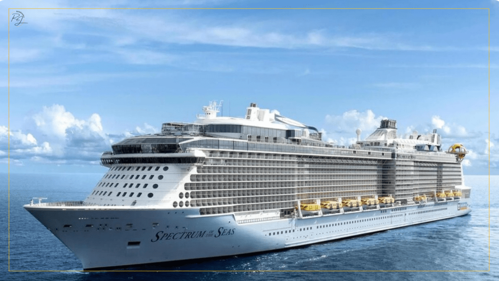 Ansicht des Kreuzfahrtschiffes Spectrum of the Seas auf dem Ozean für den DIY-Preisvergleich des Aldi-Reisen Pauschalangebots.